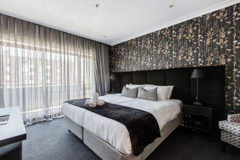 Modern Nomads Elegant Studio In The Heart Of CBD With Pool & Balcony - Pubs and Clubs 0