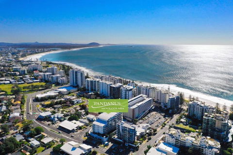 Modern Studio In Heart Of Mooloolaba - Pubs and Clubs 0