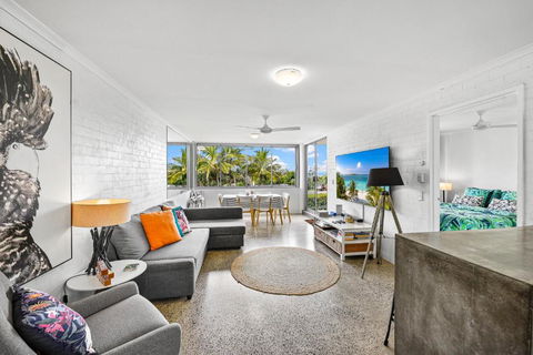 Moments From The Beach, Sunrise Beach - Pubs and Clubs 0