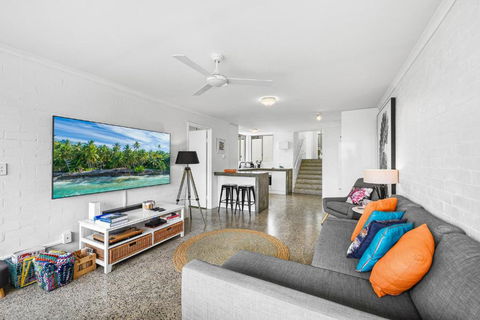 Moments From The Beach, Sunrise Beach - Pubs and Clubs 2