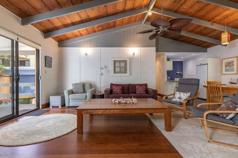 Montezuma - Pubs and Clubs 1