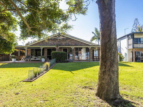 Montrose By The Bay - Pubs and Clubs 2