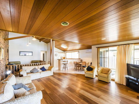 Montrose By The Bay - Pubs and Clubs 3