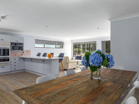 Moona Beach House By Jervis Bay Rentals - Pubs and Clubs 1