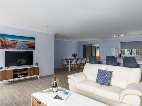 Moona Beach House By Jervis Bay Rentals - Pubs and Clubs 2