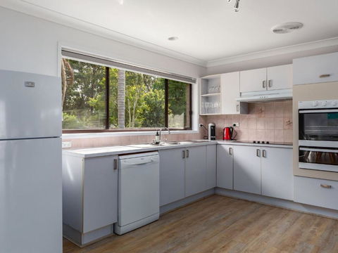 Moona Beach House By Jervis Bay Rentals - Pubs and Clubs 3