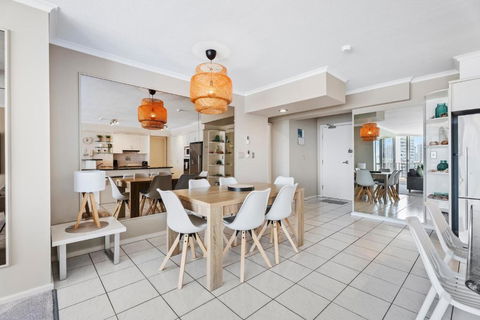 Moorings - HR Surfers Paradise - Pubs and Clubs 3