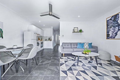 Modern Beach Front Apartment - Pubs and Clubs 0