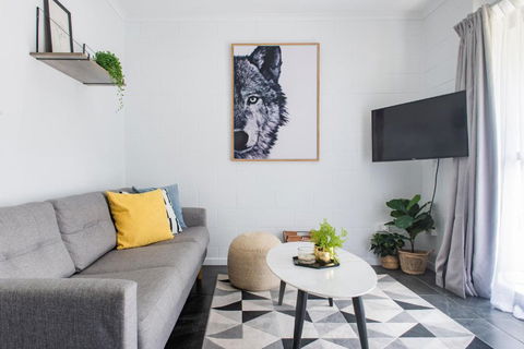 Modern Beach Front Apartment - Pubs and Clubs 1