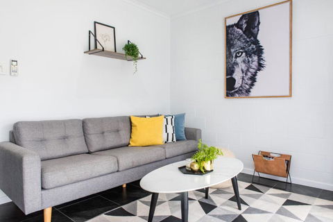 Modern Beach Front Apartment - Pubs and Clubs 2