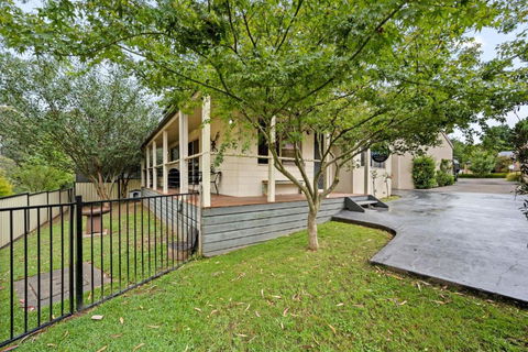 Morses Creek Getaway - Pubs and Clubs 2