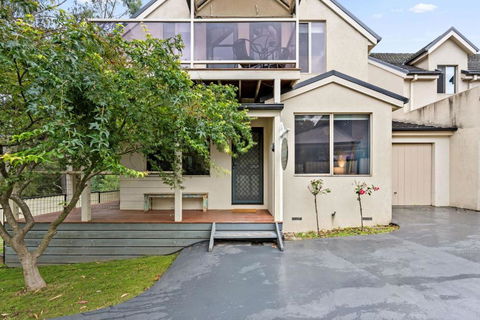 Morses Creek Getaway - Pubs and Clubs 1