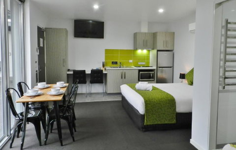 Motel 24 - Pubs and Clubs 3