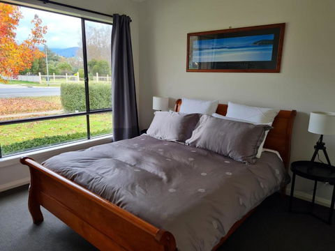 Mount Porepunkah Views - Pubs and Clubs 0