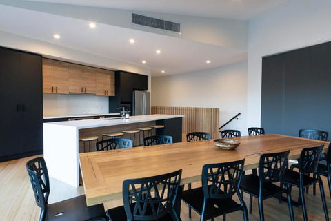 Mountain Mist Retreat - 6 Bedrooms - Pubs and Clubs 1