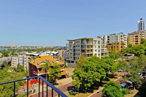 Mountway Holiday Apartments - Pubs and Clubs 2