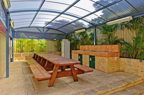 Mountway Holiday Apartments - Pubs and Clubs 3