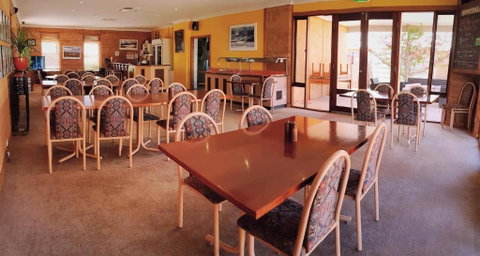 Mud Hut Motel - Pubs and Clubs 2