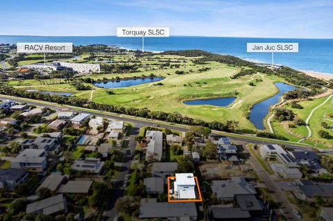 Muirfield Beach House 3a - Pubs and Clubs 1