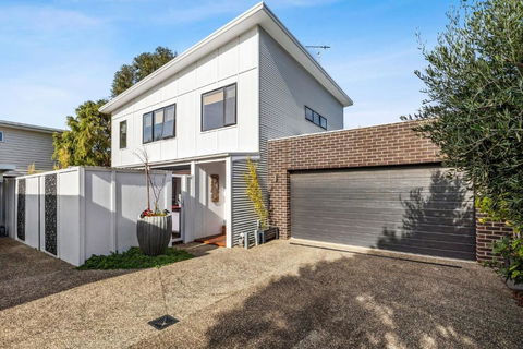 Muirfield Beach House 3a - Pubs and Clubs 3