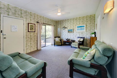 Mullers Cottage At Hat Head - 25 Straight Street - Pubs and Clubs 3