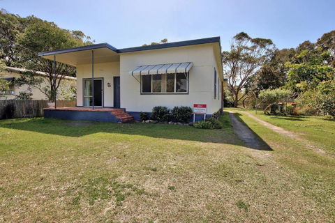 Mullers Cottage At Hat Head - 25 Straight Street - Pubs and Clubs 0