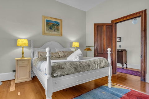 Munns Tower House - Pubs and Clubs 1