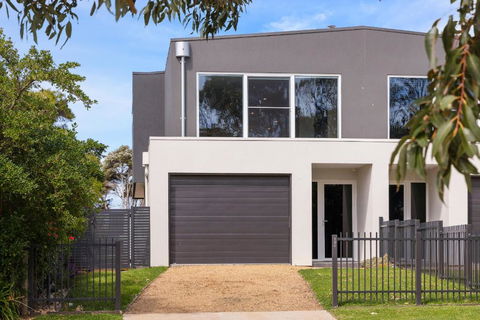 My Island Home By Ready Set Stay - Pubs and Clubs 0