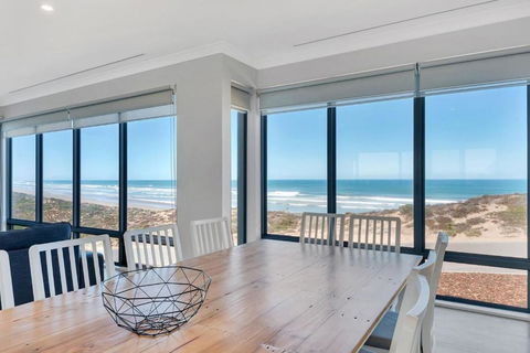 Nauticus - 82 Surfers Parade Middleton - BYO Linen - Pubs and Clubs 1