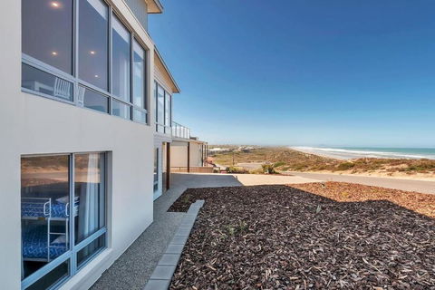 Nauticus - 82 Surfers Parade Middleton - BYO Linen - Pubs and Clubs 3