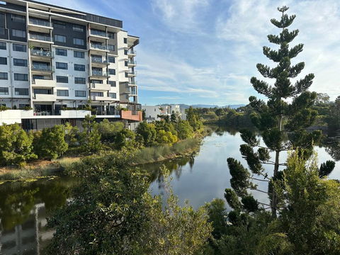 Near New 4br Townhouse Next To Shopping Mall - Pubs and Clubs 0