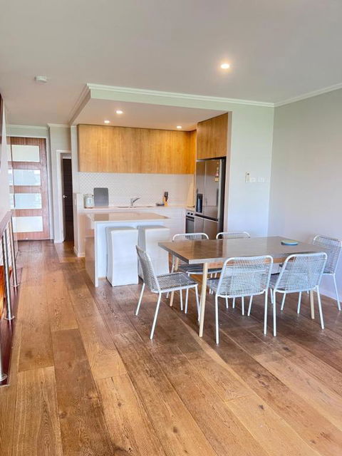 Near New 4br Townhouse Next To Shopping Mall - Pubs and Clubs 2