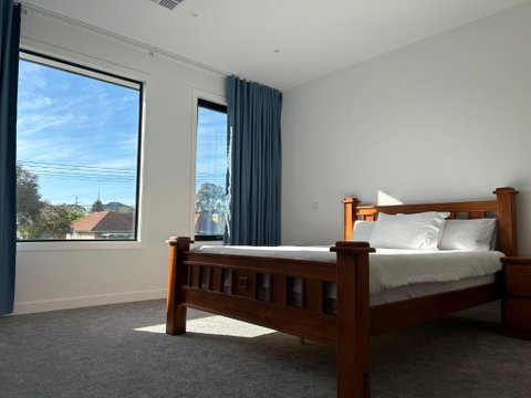 New 2-story House With 4 Bedrooms And 3 Shower Rooms - Pubs and Clubs 2