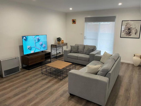 New 3 Bedroom House In Cooma - Pubs and Clubs 0