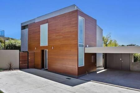 New Architect Designed Coastal Retreat-water Views - Go Out 1