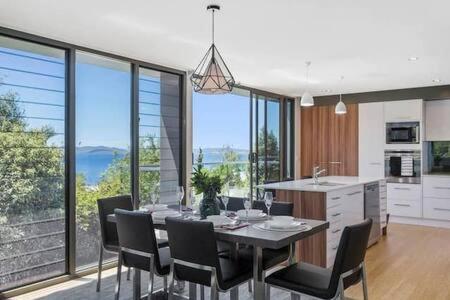 New Architect Designed Coastal Retreat-water Views - Go Out 3