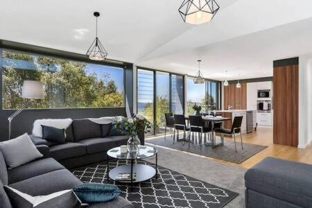 New Architect Designed Coastal Retreat-water Views - Go Out 2
