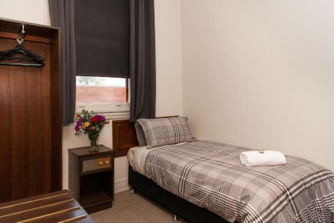 New Crown Hotel Motel - Pubs and Clubs 2