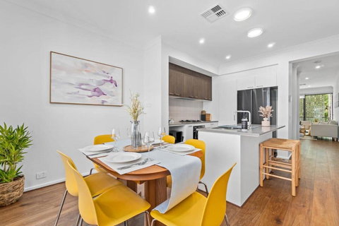 New Luxury Stylish Elegant Townhouse For Families - Pubs and Clubs 2