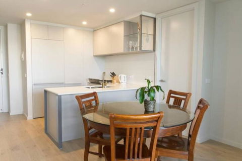 New Spacious 2 Bedroom With Gorgeous City Views - Pubs and Clubs 1