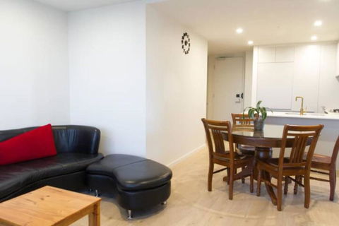 New Spacious 2 Bedroom With Gorgeous City Views - Pubs and Clubs 3