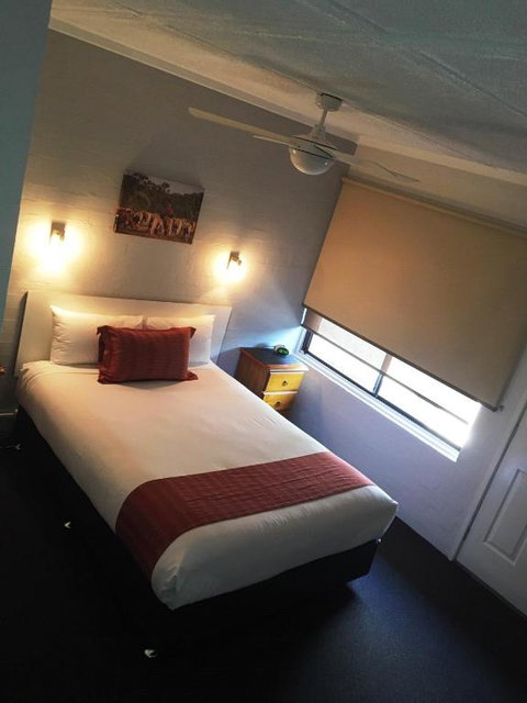Nicholas Royal Motel - No Pets Allowed - Pubs and Clubs 0