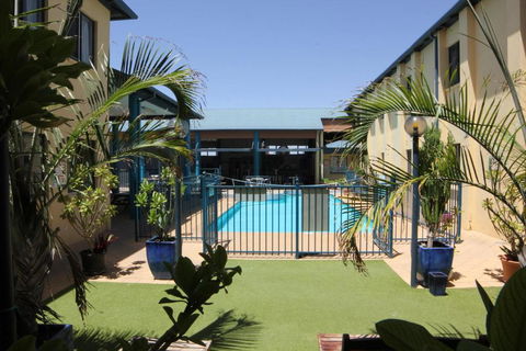 Ningaloo Club Backpackers - Pubs and Clubs 3