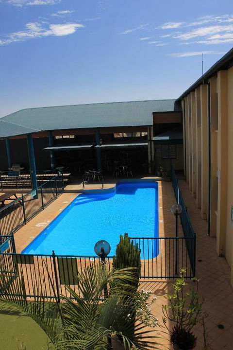 Ningaloo Club Backpackers - Pubs and Clubs 0