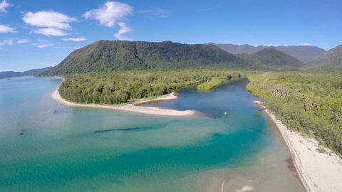 Noah Creek Eco Huts - Pubs and Clubs 0