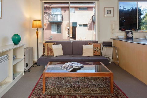 Northcote Charm Spacious And Quiet Suburban Stay - Pubs and Clubs 2