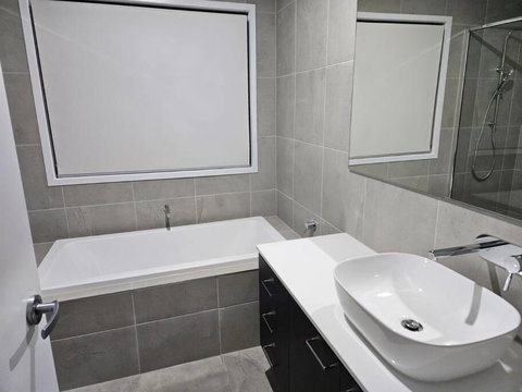 O Stylish 4 Room Oasis With 65 TV - Go Out 1