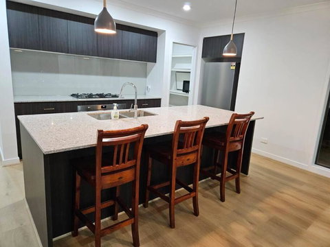 O Stylish 4 Room Oasis With 65 TV - Go Out 2