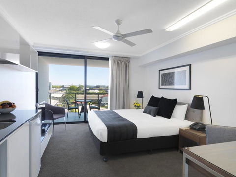 Oaks Mackay Carlyle Suites - Pubs and Clubs 1
