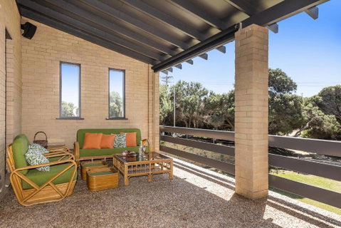 Ocean Close - Spacious Beach House - Pubs and Clubs 2